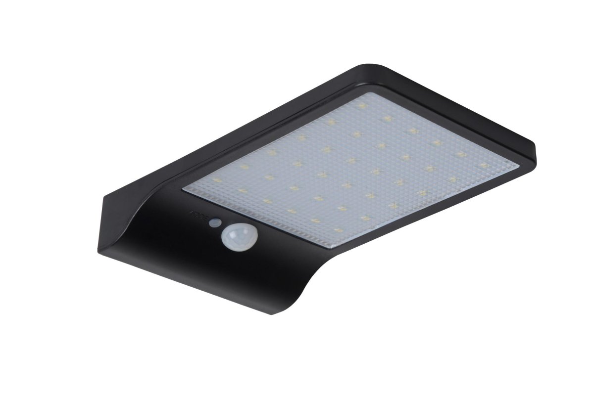 Basic Svart solcellelampe Fra Lucide - I tillegg slår lampen seg på automatisk takket være den innebygde bevegelsessensoren og dag/nattsensoren, og gir deg lys når du trenger det mest.