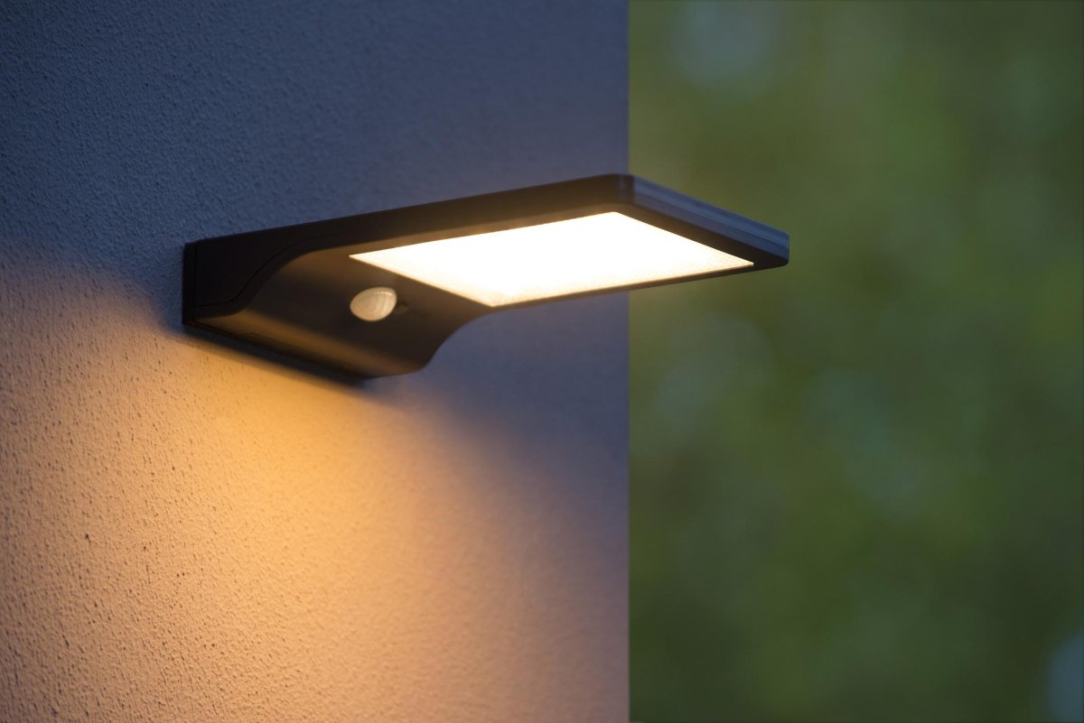 Basic Svart solcellelampe Fra Lucide - I tillegg slår lampen seg på automatisk takket være den innebygde bevegelsessensoren og dag/nattsensoren, og gir deg lys når du trenger det mest.