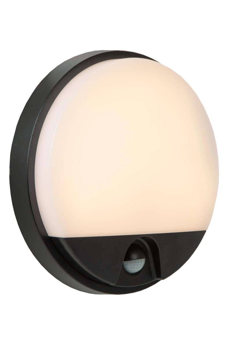Hups Ir Svart utendørslampe Fra Lucide - Hups sprer et lys med en lysstyrke på opptil 3000K og er utstyrt med innebygd bevegelsessensor og dag/nattsensor for å sikre optimal belysning i alle tilfeller.
