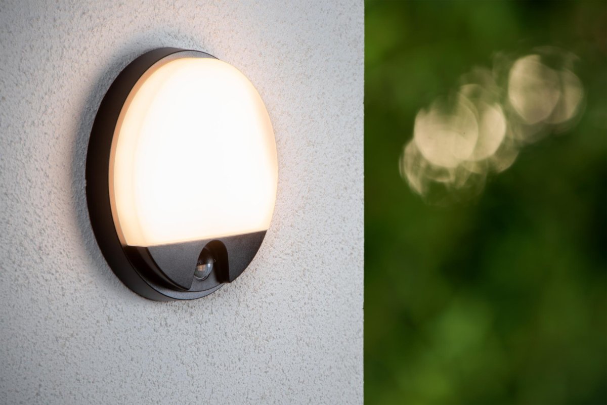Hups Ir Svart utendørslampe Fra Lucide - Hups sprer et lys med en lysstyrke på opptil 3000K og er utstyrt med innebygd bevegelsessensor og dag/nattsensor for å sikre optimal belysning i alle tilfeller.