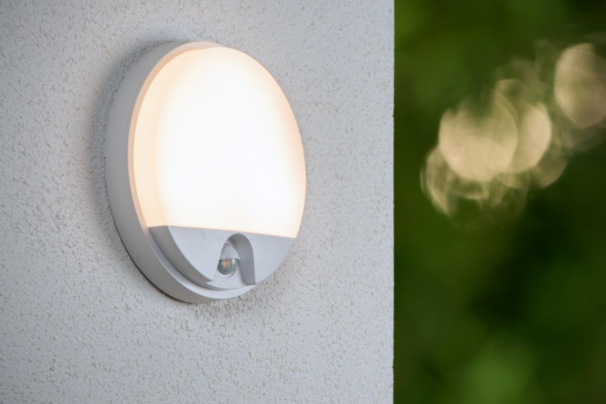 Hups Ir Hvit utendørslampe Fra Lucide - Hups sprer et lys med en lysstyrke på opptil 3000K og er utstyrt med innebygd bevegelsessensor og dag/nattsensor for å sikre optimal belysning i alle tilfeller.