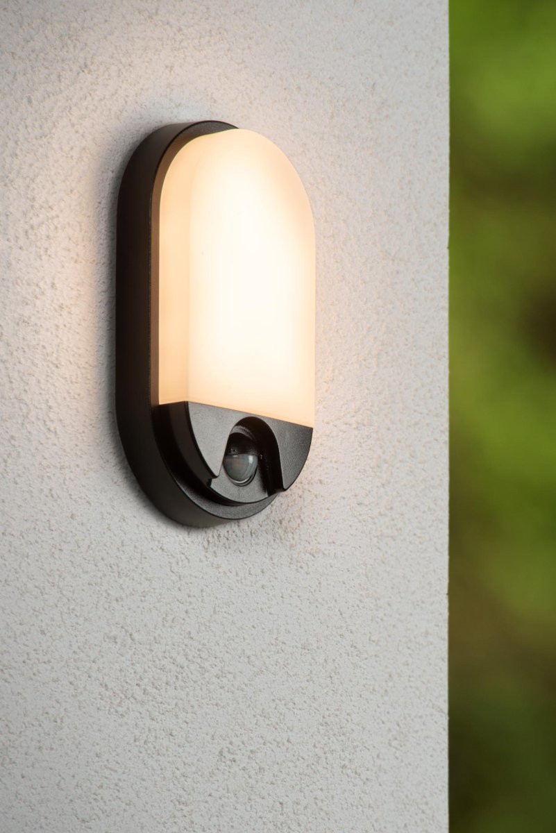Hups Ir Svart utendørslampe Fra Lucide - Laget av høykvalitets plast, er denne ovale vegglampen designet for å tåle tøffe utendørsforhold.