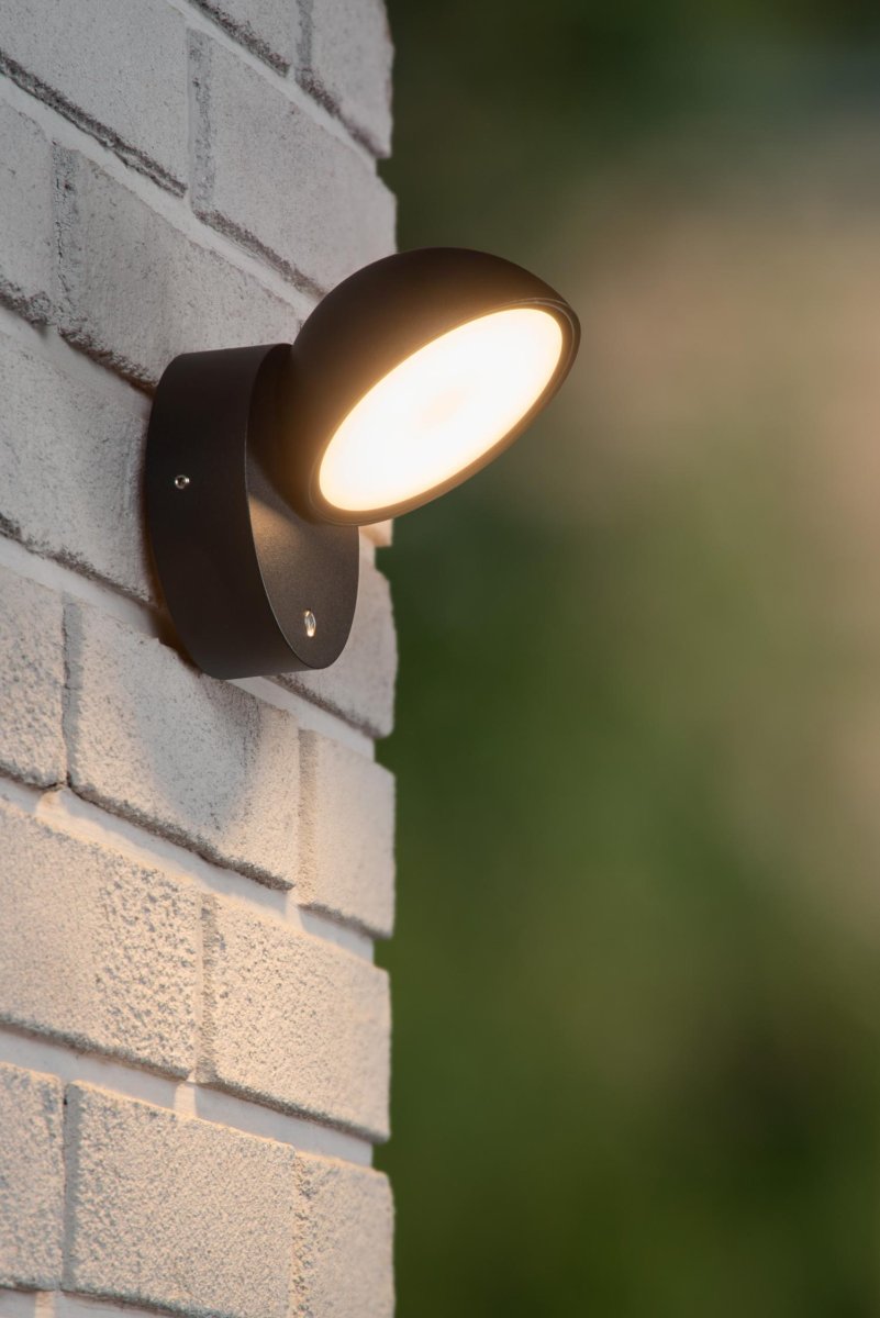 Finn Svart utendørslampe Fra Lucide - Det praktiske og slitesterke designet sørger for sikkerhet og stil i alle utemiljøer.