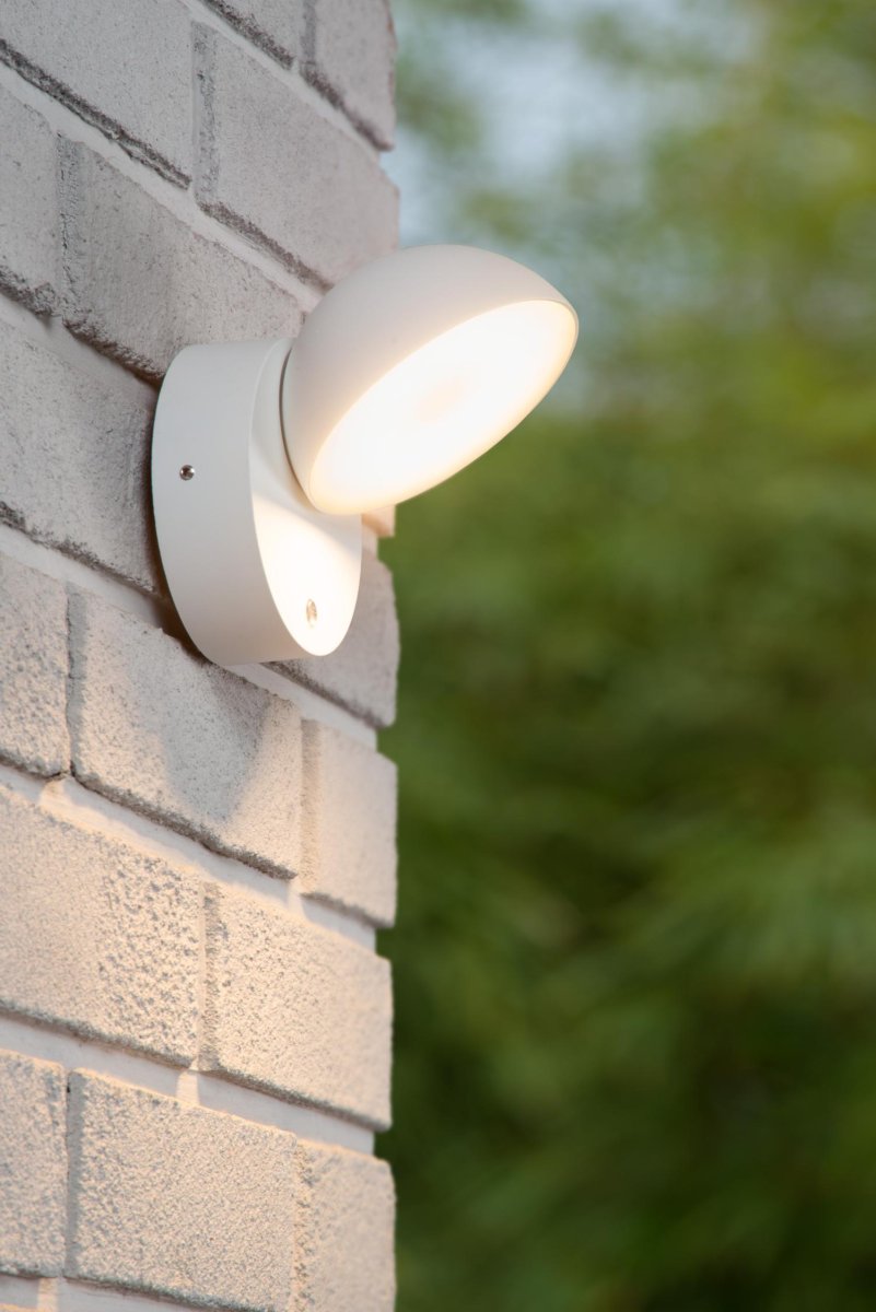 Finn Hvit utendørslampe Fra Lucide - Det praktiske og slitesterke designet sørger for sikkerhet og stil i alle utemiljøer.