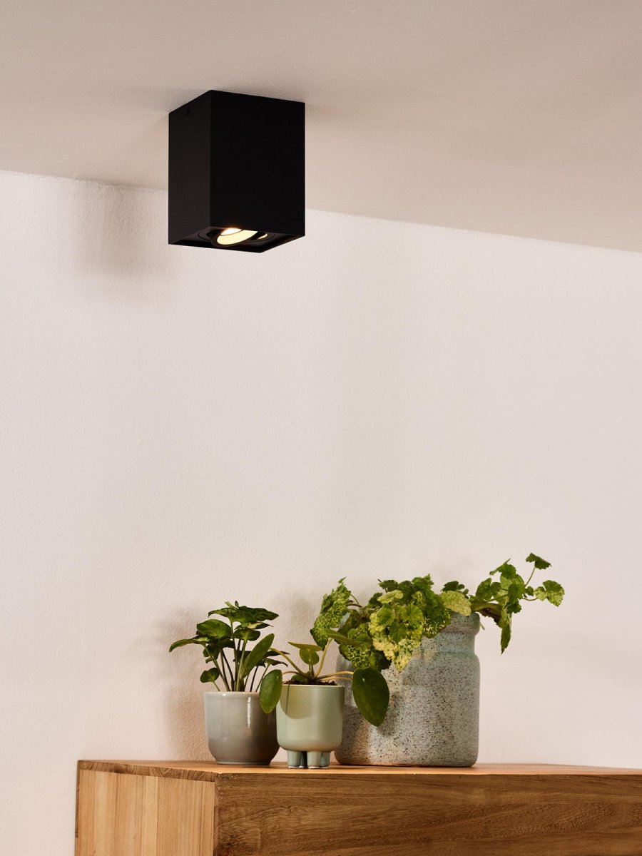 Tube Svart spotlight Fra Lucide - Plassert i linje &auml;r Tube også&aring; perfekt å bruke, for eksempel over en bar eller kjøkkenbenk.