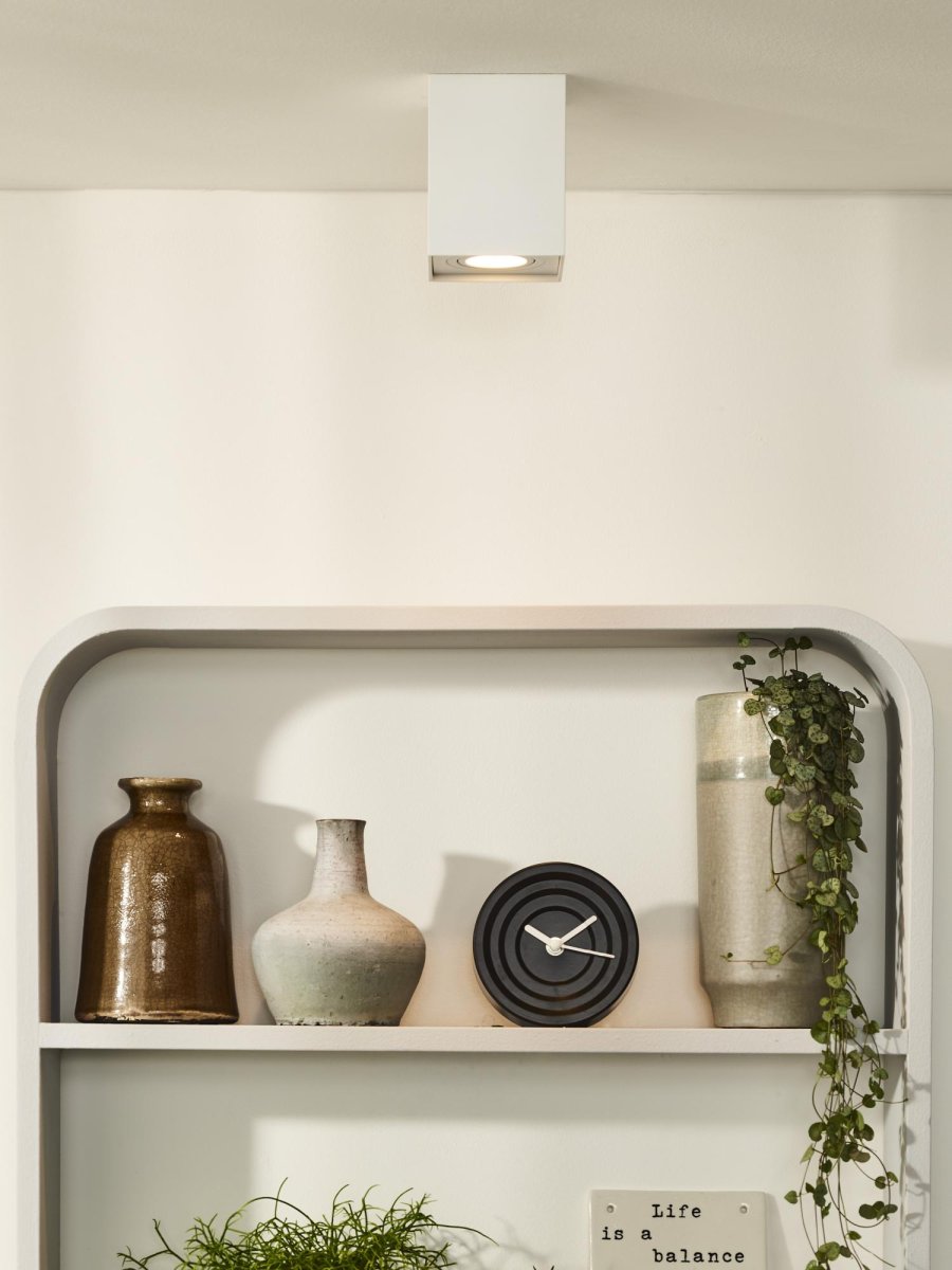 Tube Hvit spotlight Fra Lucide - Plassert i linje &auml;r Tube også&aring; perfekt å bruke, for eksempel over en bar eller kjøkkenbenk.
