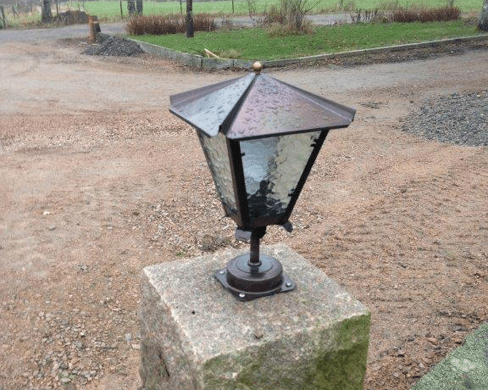 Gustav 36cm Oksidert kobber Fra Westal - Velg mellom en opp- eller nedovervendt lanterne i lakkert og rustbestandig finish, eller i praktfullt oksidert kobber.