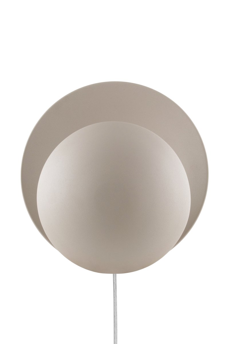 Orbit Ø30 Beige vegglampe Fra Globen Lighting - Enten ved &aring; montere den p&aring; veggen som den er eller for fast installasjon.