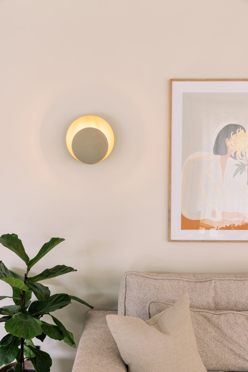 Orbit Ø30 Beige vegglampe Fra Globen Lighting - Enten ved &aring; montere den p&aring; veggen som den er eller for fast installasjon.