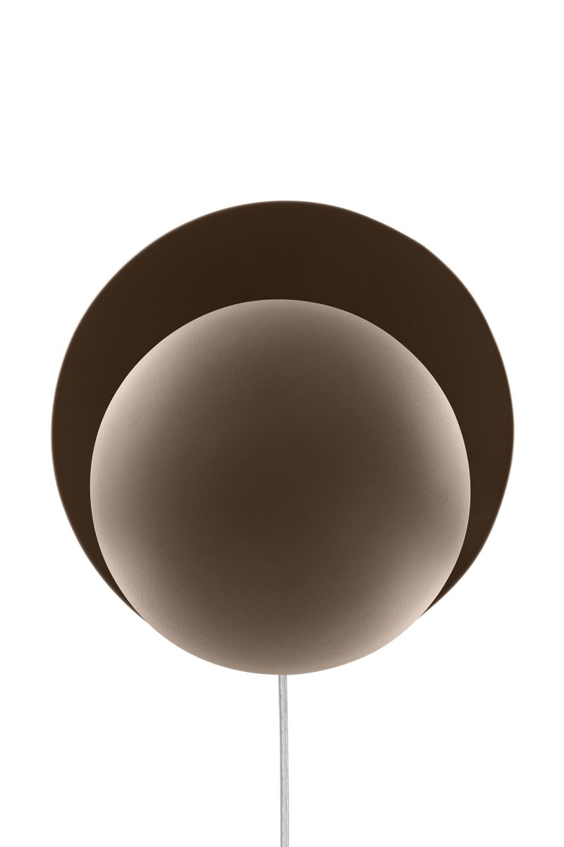 Orbit Ø30 Brun vegglampe Fra Globen Lighting - Orbit-vegglampen skaper et vakkert, subtilt indirekte lys med sine to metallskjermer som elegant skjuler lyskilden i midten.