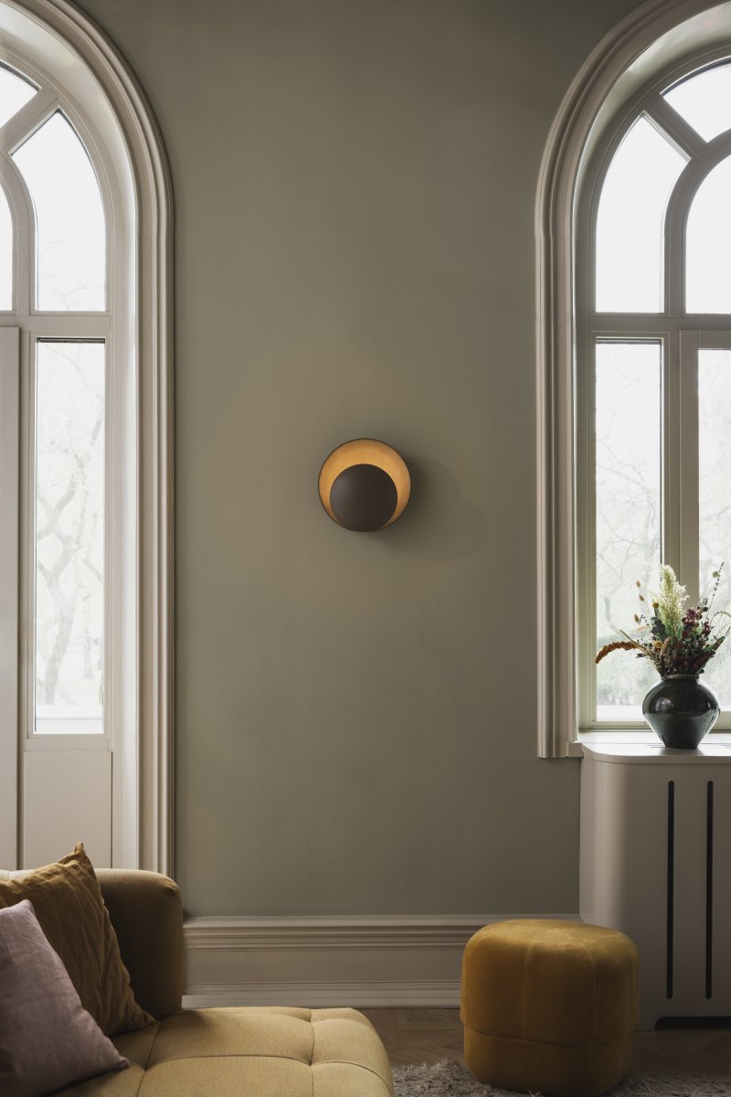 Orbit Ø30 Brun vegglampe Fra Globen Lighting - Orbit-vegglampen skaper et vakkert, subtilt indirekte lys med sine to metallskjermer som elegant skjuler lyskilden i midten.