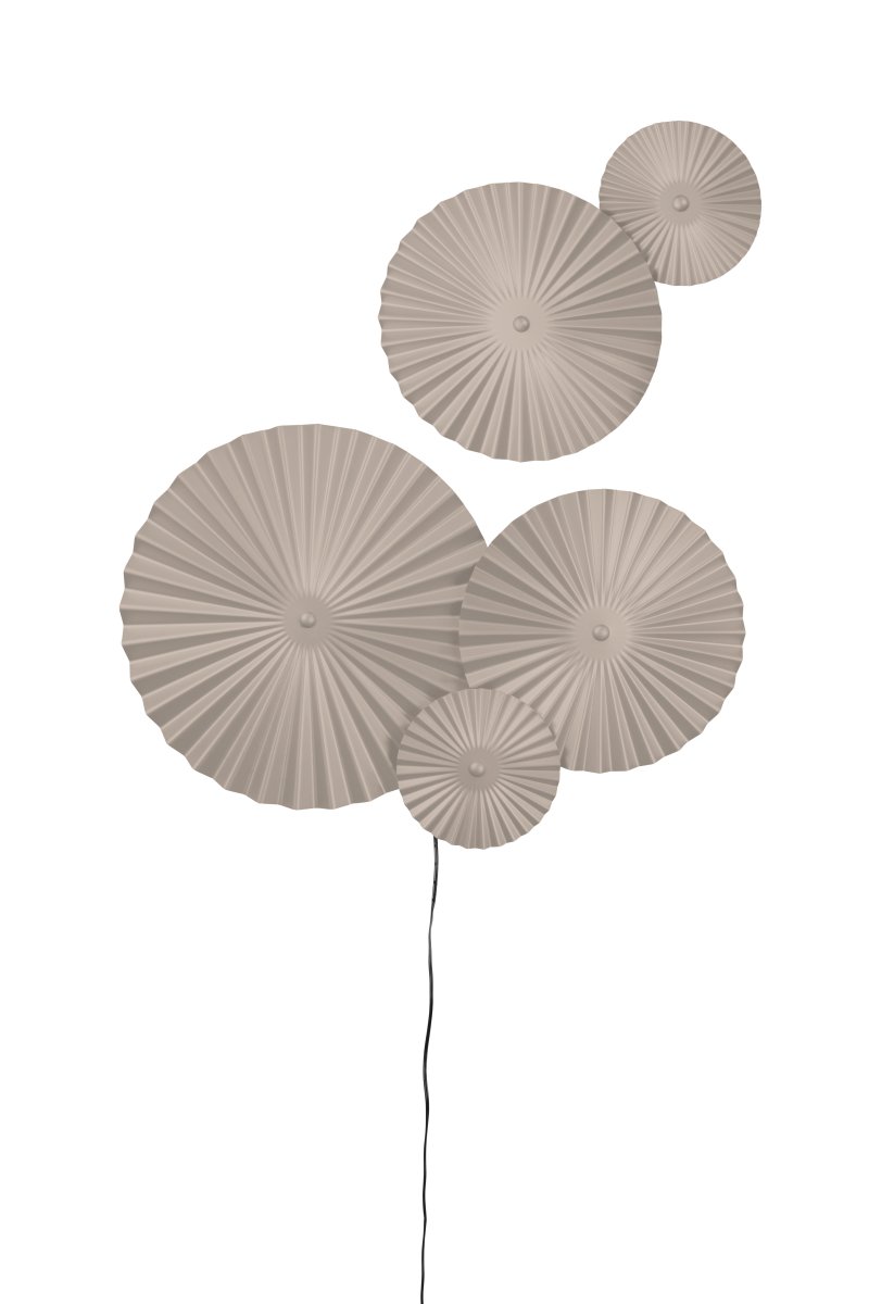 Omega 70cm Beige vegglampe Fra Globen Lighting - Omega er en todelt vegglampe med tre sammenkoblede plater med belysning bak, og to ekstra sammenkoblede plater som du kan plassere hvor du vil.