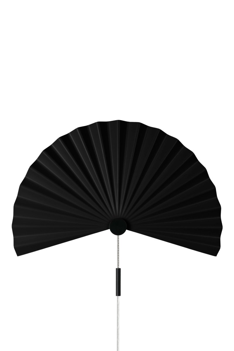 Zen 50cm Svart vegglampe Fra Globen Lighting - Lampen har en integrert LED stripe p&aring; den skjulte bakplaten og en trekkbryter p&aring;&aring; lampen.