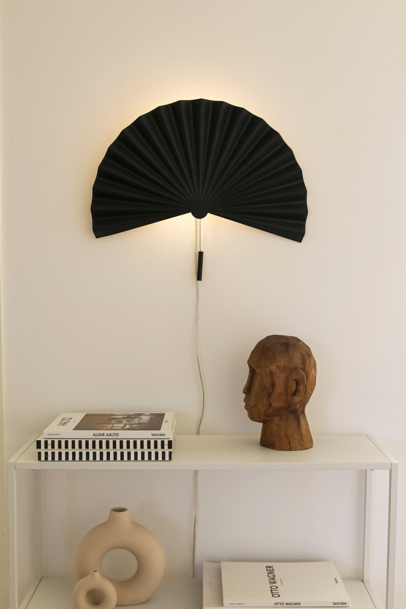 Zen 50cm Svart vegglampe Fra Globen Lighting - Lampen har en integrert LED stripe p&aring; den skjulte bakplaten og en trekkbryter p&aring;&aring; lampen.