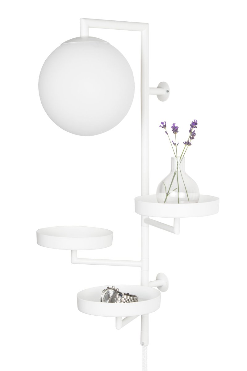 Astoria 62cm Hvit vegglampe Fra Globen Lighting - Astoria kombinerer funksjon og design, da den kan brukes i alt fra hall, til sokkel, til nattbordslampe.