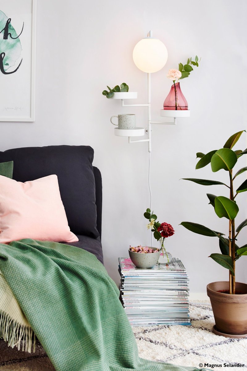Astoria 62cm Hvit vegglampe Fra Globen Lighting - Astoria kombinerer funksjon og design, da den kan brukes i alt fra hall, til sokkel, til nattbordslampe.