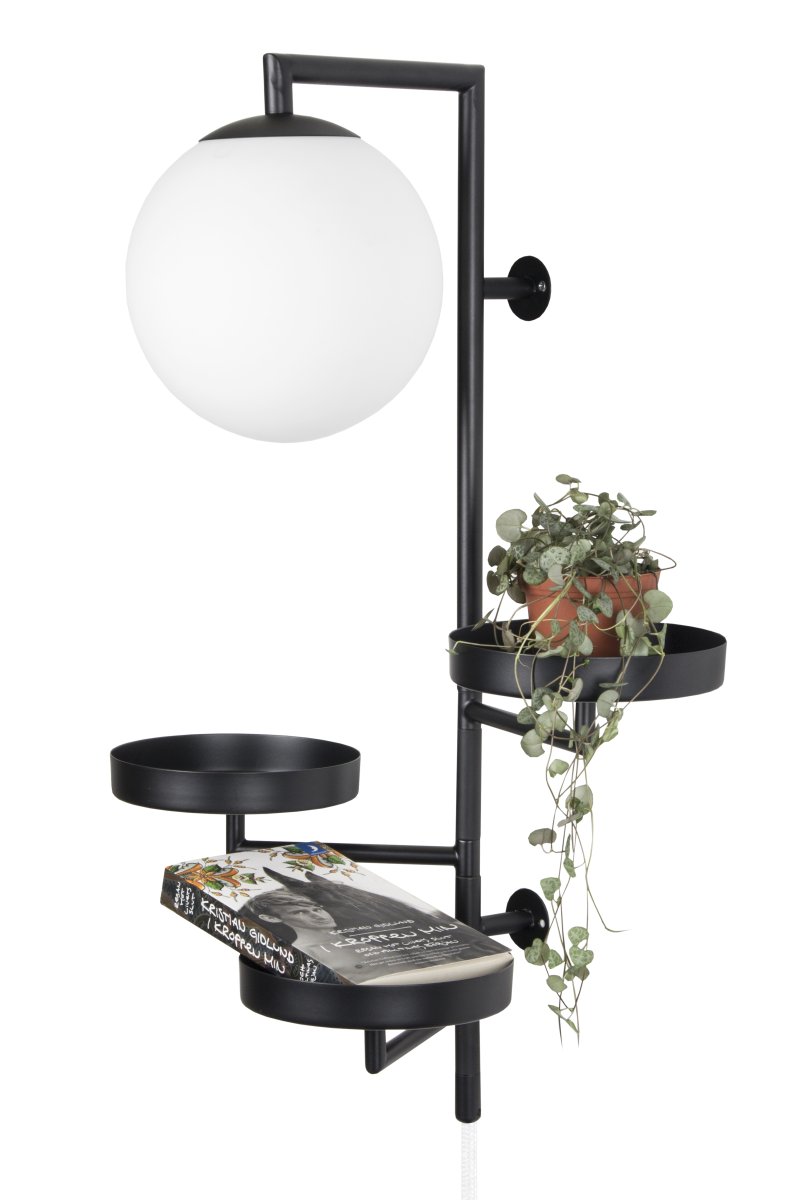 Astoria 62cm Svart vegglampe Fra Globen Lighting - Lampen er laget av metall, har en matt hvit glassskjerm og har en 200 cm lang tekstilledning med bryter og støpsel.