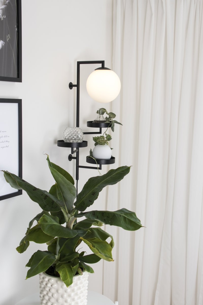 Astoria 62cm Svart vegglampe Fra Globen Lighting - Lampen er laget av metall, har en matt hvit glassskjerm og har en 200 cm lang tekstilledning med bryter og støpsel.