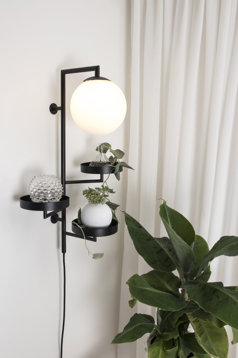 Astoria 62cm Svart vegglampe Fra Globen Lighting - Lampen er laget av metall, har en matt hvit glassskjerm og har en 200 cm lang tekstilledning med bryter og støpsel.