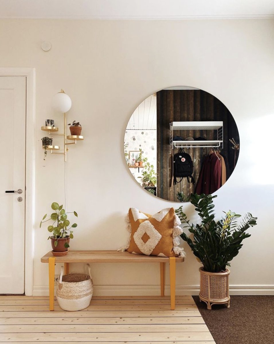 Astoria 62cm Børstet messing vegglampe Fra Globen Lighting - Lampen er laget av metall, har en matt hvit glassskjerm og har en 200 cm lang tekstilledning med bryter og støpsel.