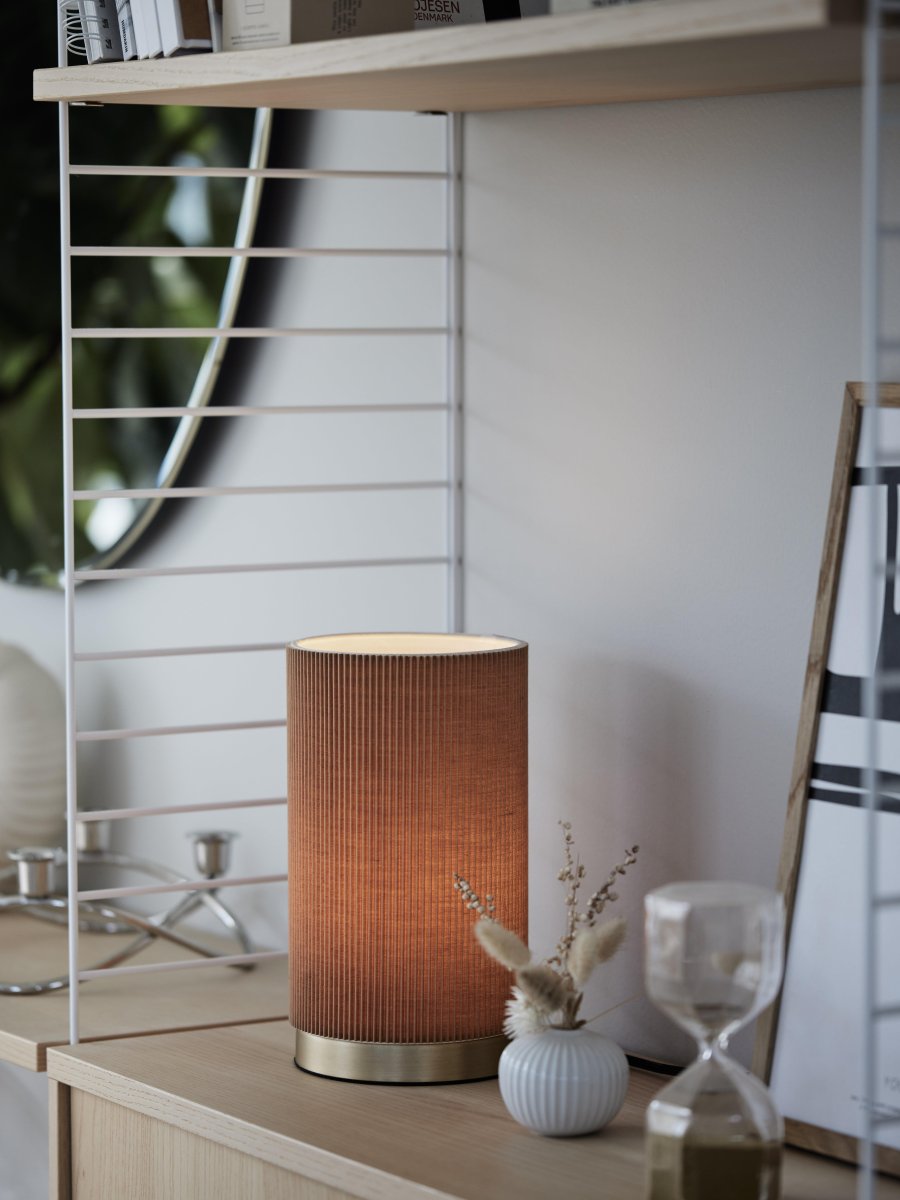 Dora 25cm Brun bordlampe Fra PR Home - Stilig bordlampe med fastmontert lampeskjerm laget av plissert materiale av polyester og bomull.