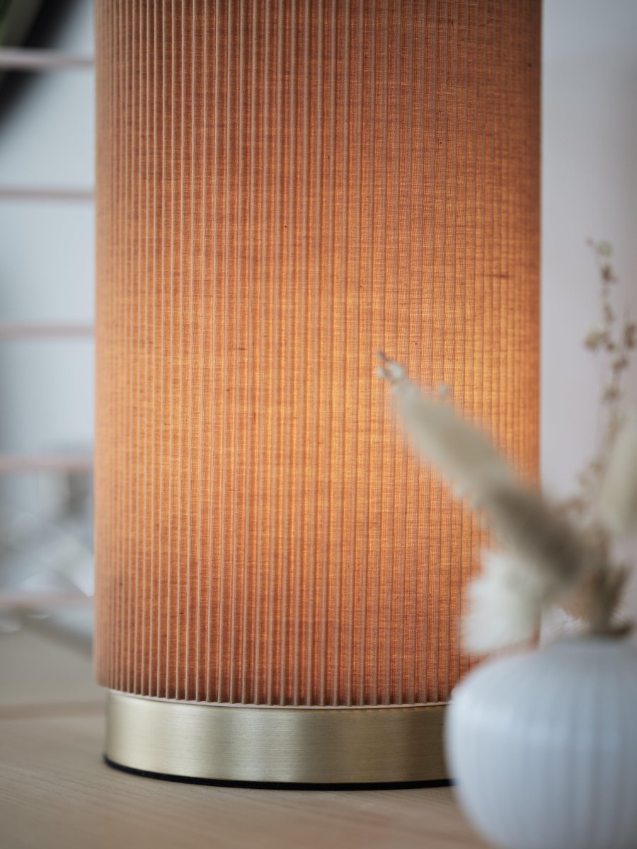 Dora 25cm Brun bordlampe Fra PR Home - Stilig bordlampe med fastmontert lampeskjerm laget av plissert materiale av polyester og bomull.