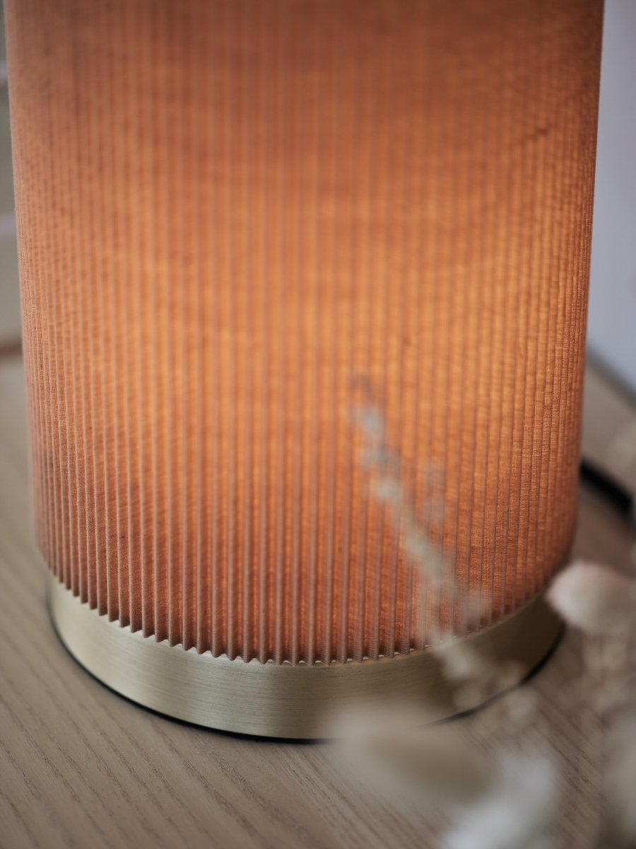 Dora 25cm Brun bordlampe Fra PR Home - Stilig bordlampe med fastmontert lampeskjerm laget av plissert materiale av polyester og bomull.