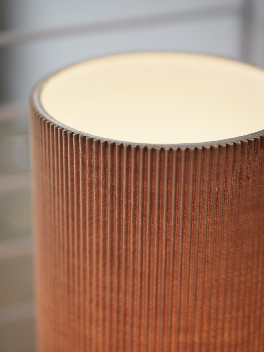 Dora 25cm Brun bordlampe Fra PR Home - Stilig bordlampe med fastmontert lampeskjerm laget av plissert materiale av polyester og bomull.