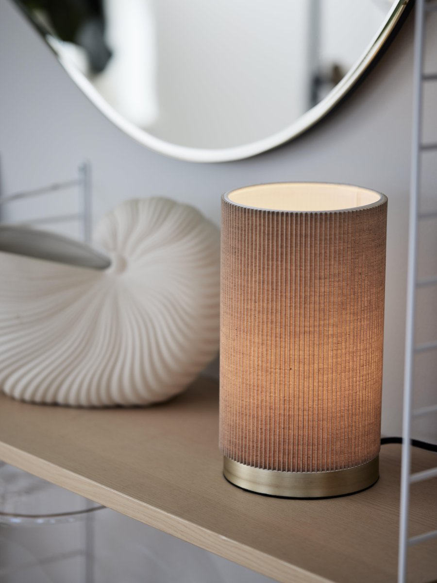 Dora 25cm Beige bordlampe Fra PR Home - Stilig bordlampe med fastmontert lampeskjerm laget av plissert materiale av polyester og bomull.
