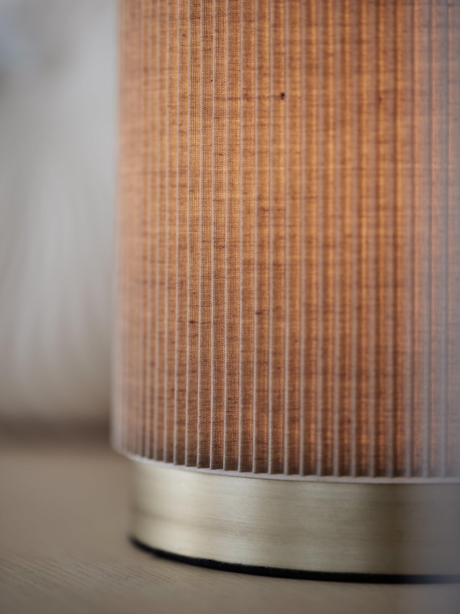 Dora 25cm Beige bordlampe Fra PR Home - Stilig bordlampe med fastmontert lampeskjerm laget av plissert materiale av polyester og bomull.