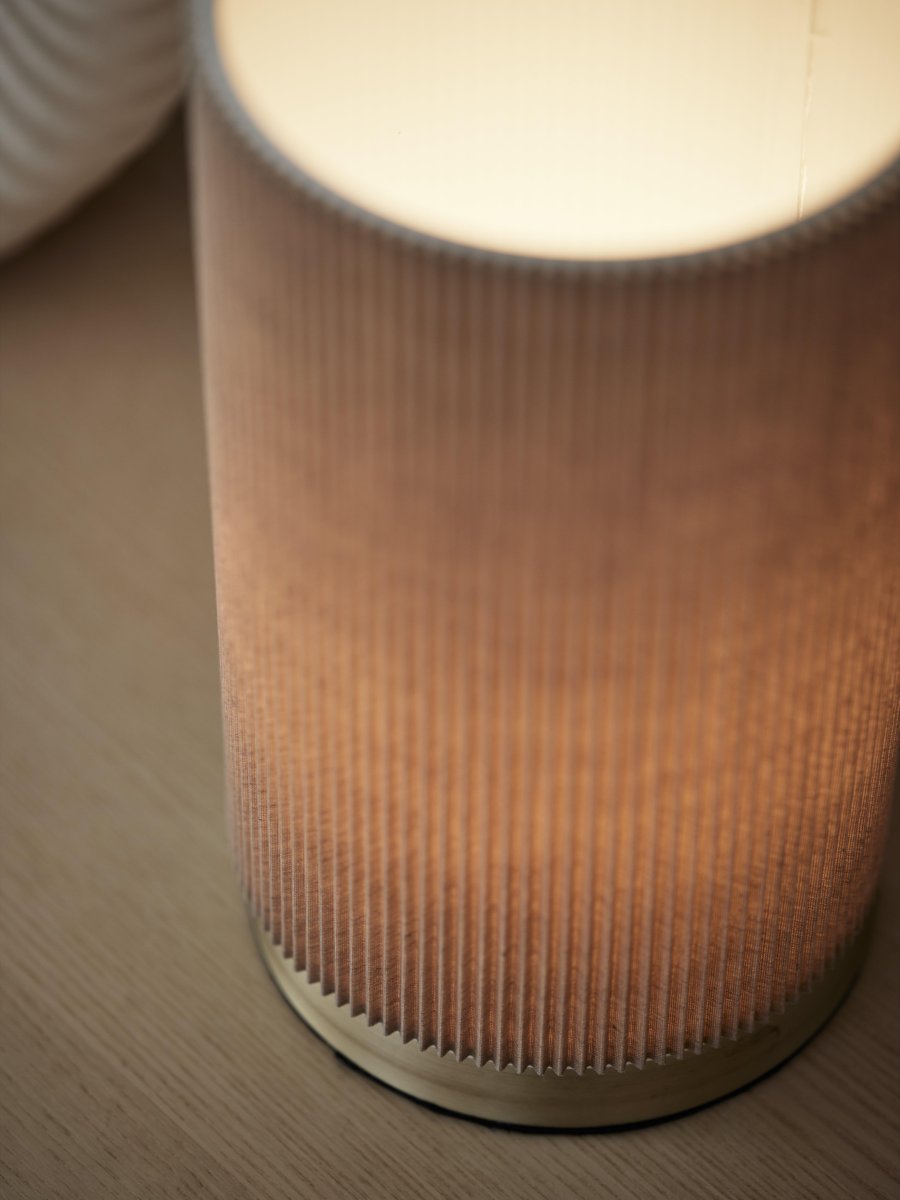Dora 25cm Beige bordlampe Fra PR Home - Stilig bordlampe med fastmontert lampeskjerm laget av plissert materiale av polyester og bomull.