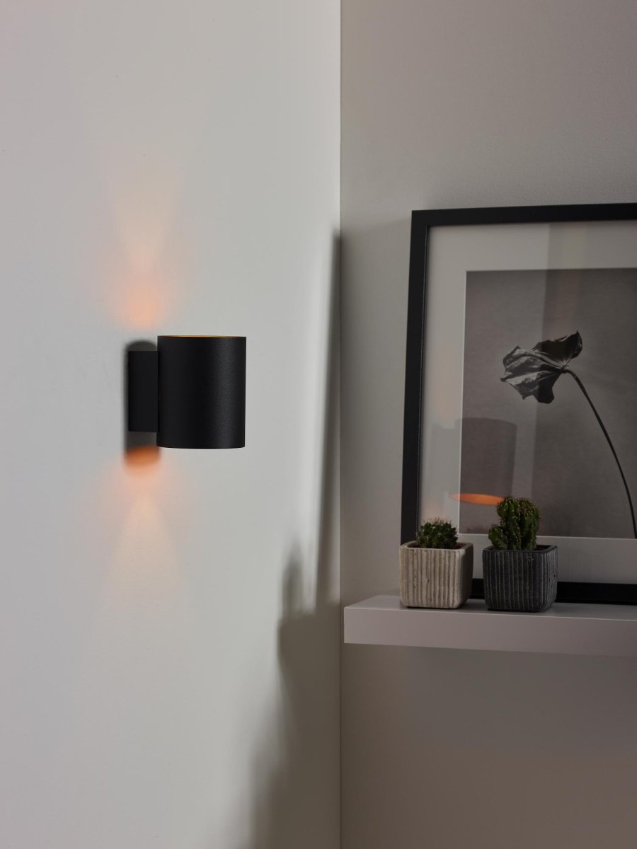 Xera 10cm Svart vegglampe Fra Lucide - Den doble lysfordelingen i form av en sylinder skaper en unik effekt p&aring;; murstein, betong eller m&oslash;rtelvegger.