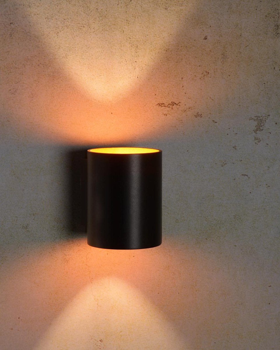 Xera 10cm Svart vegglampe Fra Lucide - Den doble lysfordelingen i form av en sylinder skaper en unik effekt p&aring;; murstein, betong eller m&oslash;rtelvegger.
