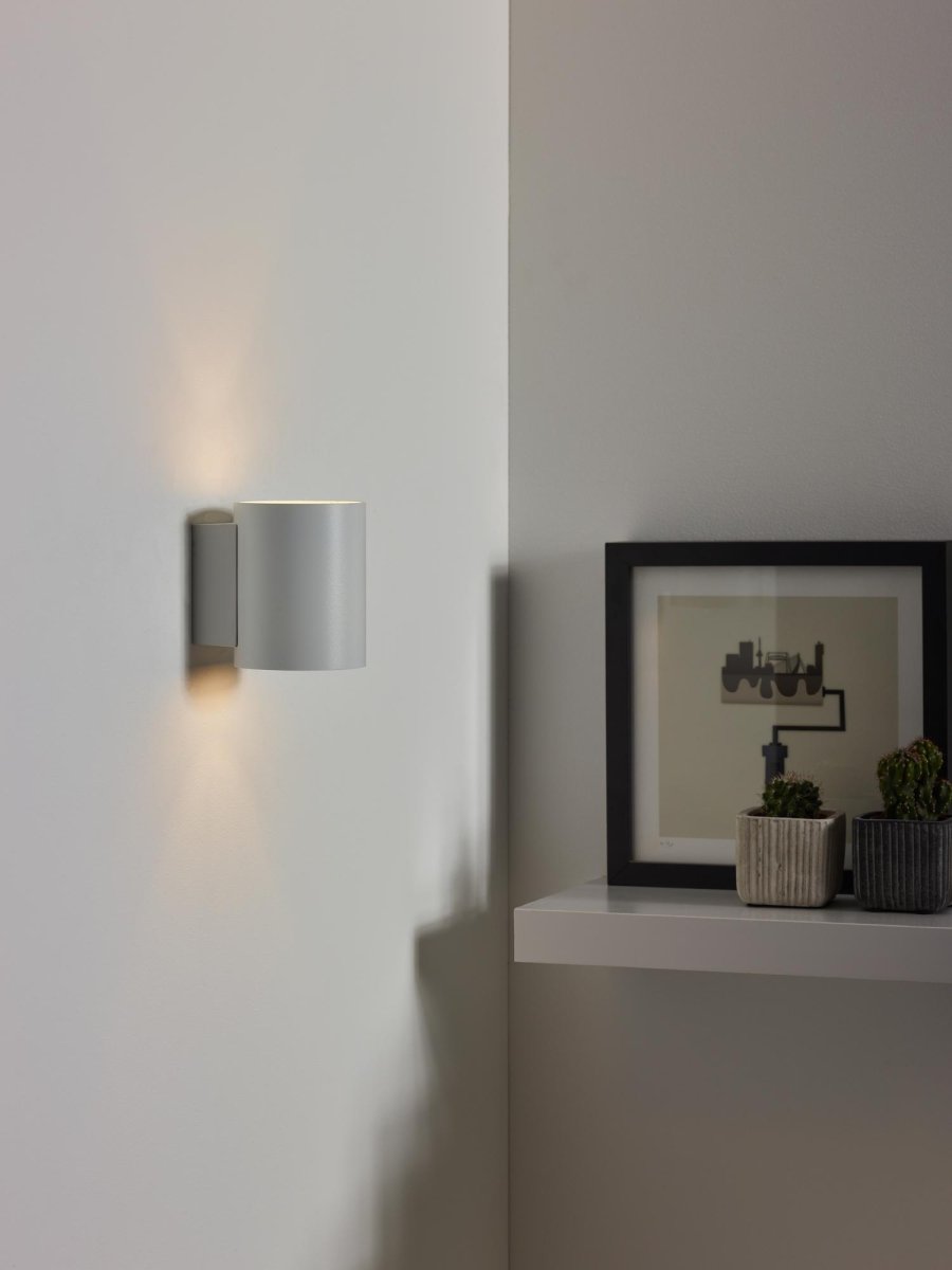 Xera 10cm Hvit vegglampe Fra Lucide - Den doble lysfordelingen i form av en sylinder skaper en unik effekt på; murstein, betong eller mørtelvegger.