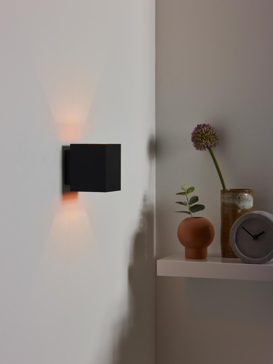 Xera 10cm Svart vegglampe Fra Lucide - Den doble lysfordelingen skaper en unik effekt på; murstein, betong eller mørtelvegger.
