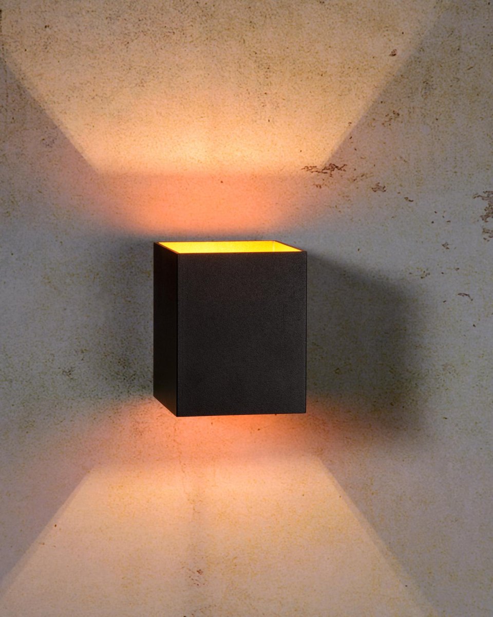Xera 10cm Svart vegglampe Fra Lucide - Den doble lysfordelingen skaper en unik effekt på; murstein, betong eller mørtelvegger.