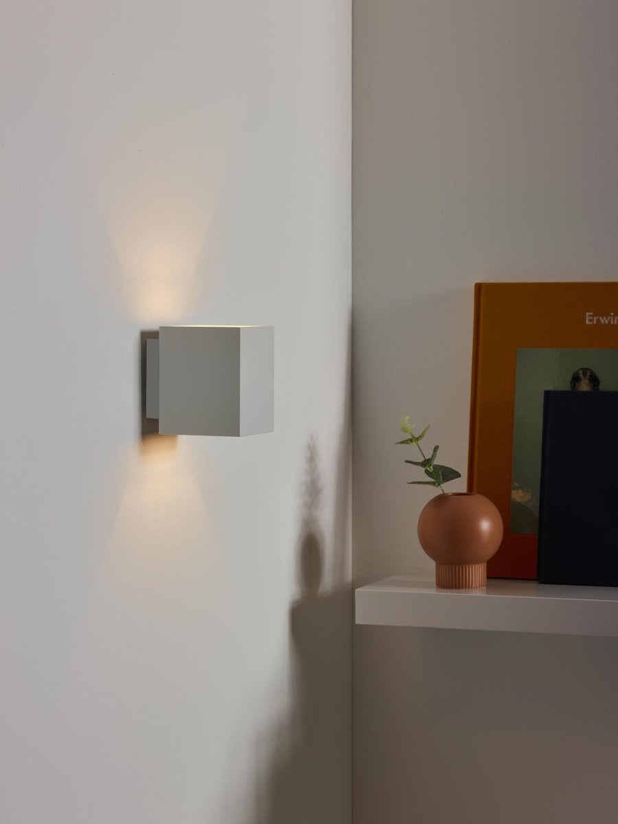 Xera 10cm Hvit vegglampe Fra Lucide - Den doble lysfordelingen skaper en unik effekt p&aring;; murstein, betong eller m&oslash;rtelvegger.