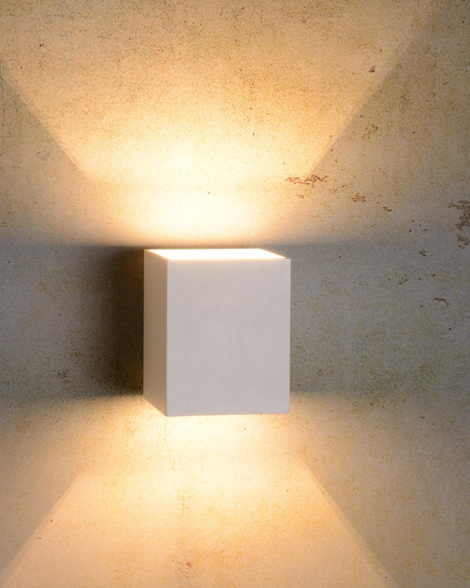 Xera 10cm Hvit vegglampe Fra Lucide - Den doble lysfordelingen skaper en unik effekt p&aring;; murstein, betong eller m&oslash;rtelvegger.
