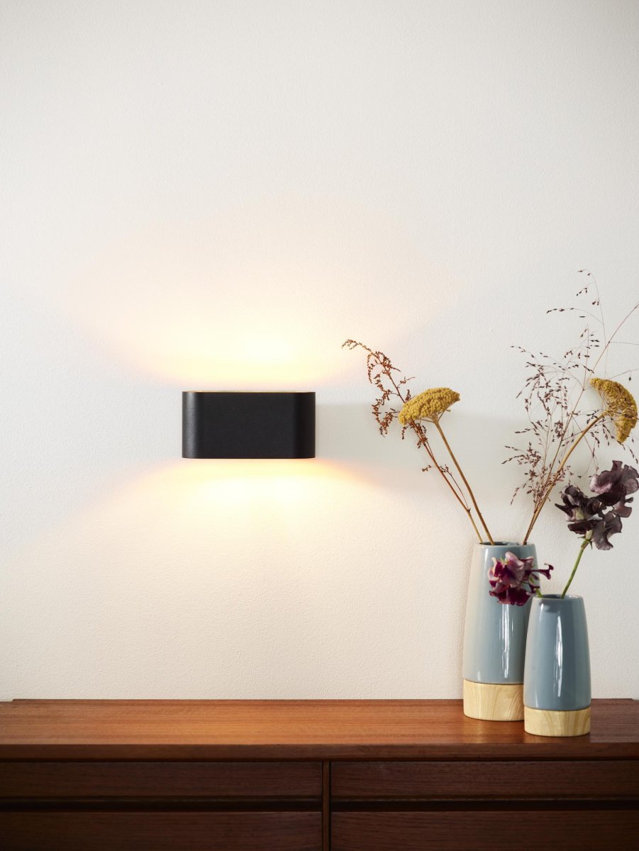 Xera 16cm Svart vegglampe Fra Lucide - Den doble lysfordelingen skaper en unik effekt på; murstein, betong eller mørtelvegger.
