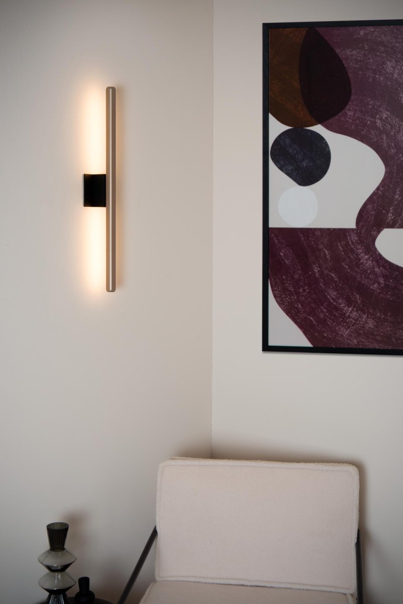 Braga 62cm Kaffe baderomslampe Fra Lucide - Laget av h&oslash;ykvalitets aluminium og utstyrt med en LED-lyskilde som sender ut et varmt hvitt lys, sprer Braga en behagelig gl&oslash;d i rommet.