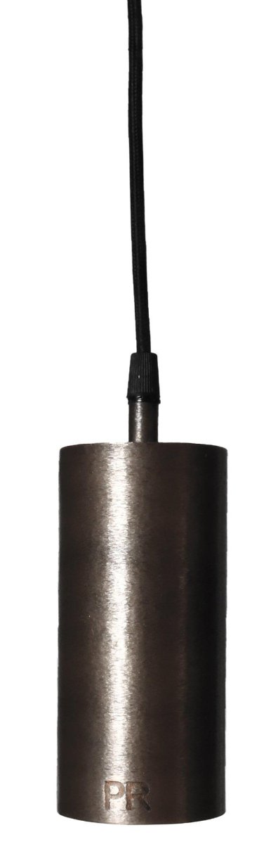 Ample Ø7 Sølv vinduslampe Fra PR Home - Den har en base som sitter litt lenger inn i lampen, noe som gjør det mulig å bruke den som en spotlight med en sterkere lyskilde.