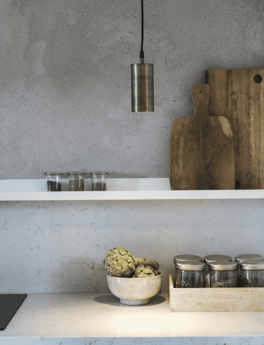 Ample Ø7 Sølv vinduslampe Fra PR Home - Den har en base som sitter litt lenger inn i lampen, noe som gjør det mulig å bruke den som en spotlight med en sterkere lyskilde.