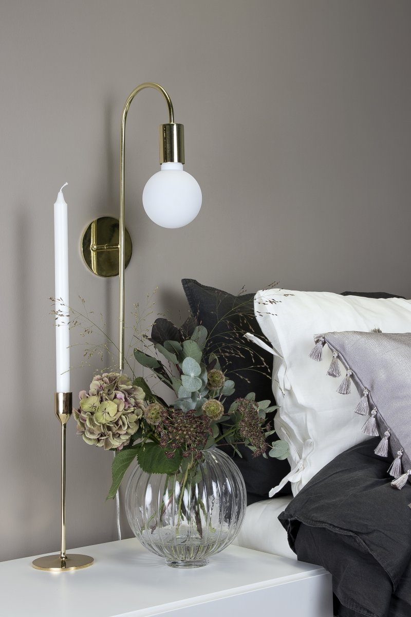 Grace 50cm Messing vegglampe Fra Globen Lighting - Grace vegglampe har en mykt buet metallarm i messingfinish.