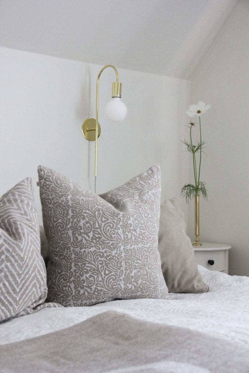 Grace 50cm Messing vegglampe Fra Globen Lighting - Grace vegglampe har en mykt buet metallarm i messingfinish.