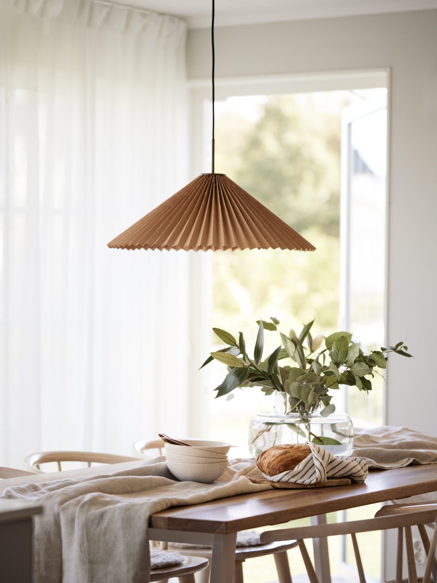 Dora Ø60 Brun Taklampe Fra PR Home - Taklampe Dora med 2m sort tekstilkabel og lampeskjerm laget av brunt papir.
