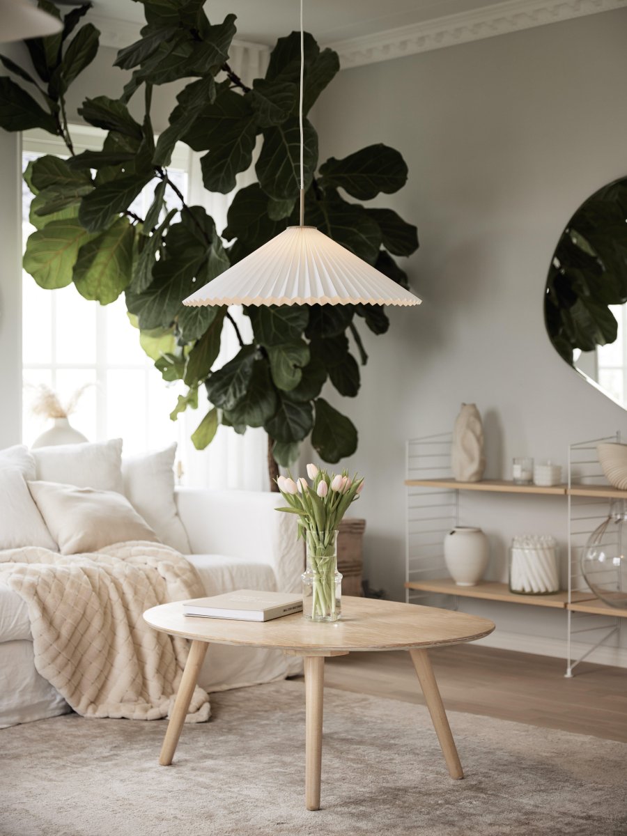 Dora Ø60 Hvit Taklampe Fra PR Home - Taklampe Dora med 2m hvit tekstilkabel og lampeskjermen er laget av hvitt papir.