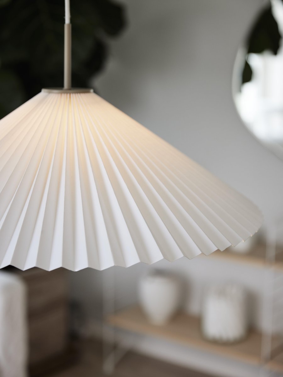 Dora Ø60 Hvit Taklampe Fra PR Home - Taklampe Dora med 2m hvit tekstilkabel og lampeskjermen er laget av hvitt papir.