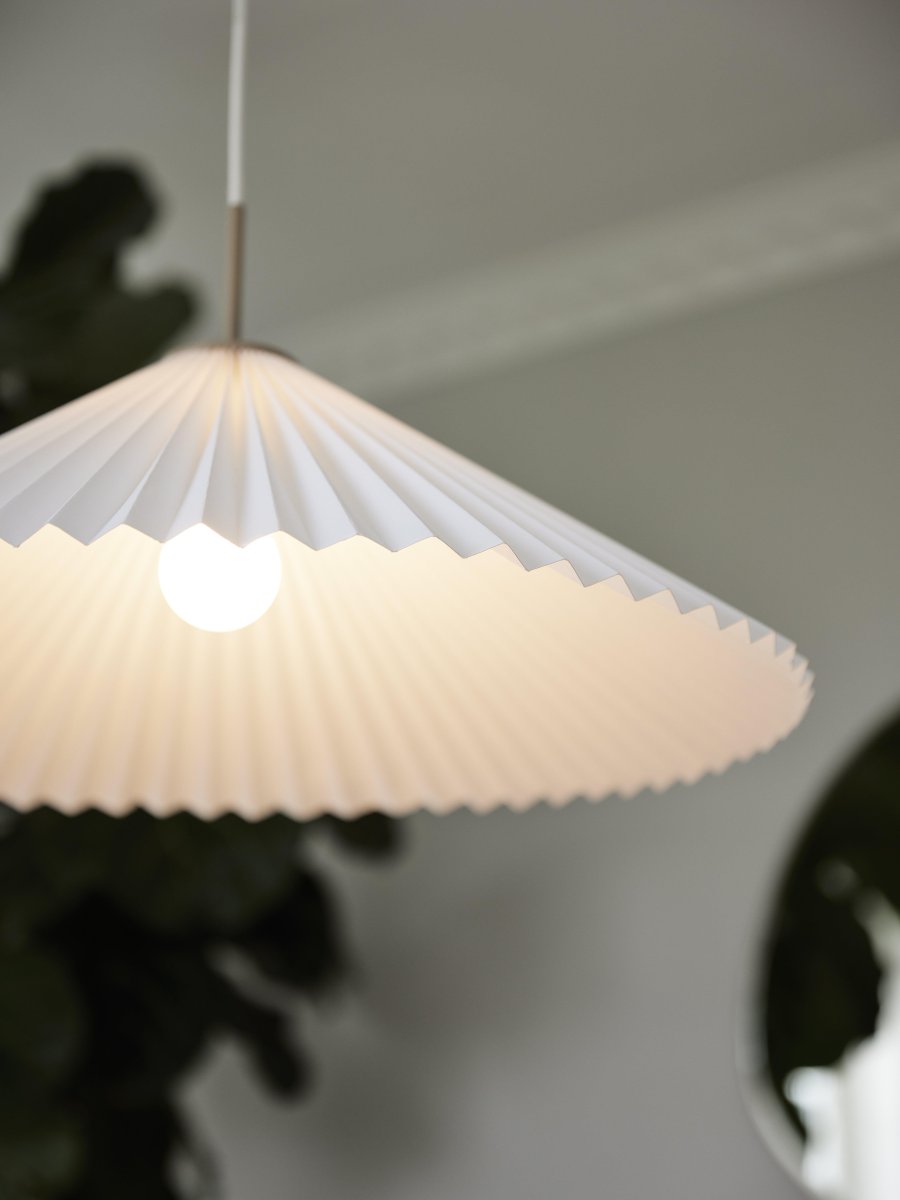 Dora Ø60 Hvit Taklampe Fra PR Home - Taklampe Dora med 2m hvit tekstilkabel og lampeskjermen er laget av hvitt papir.