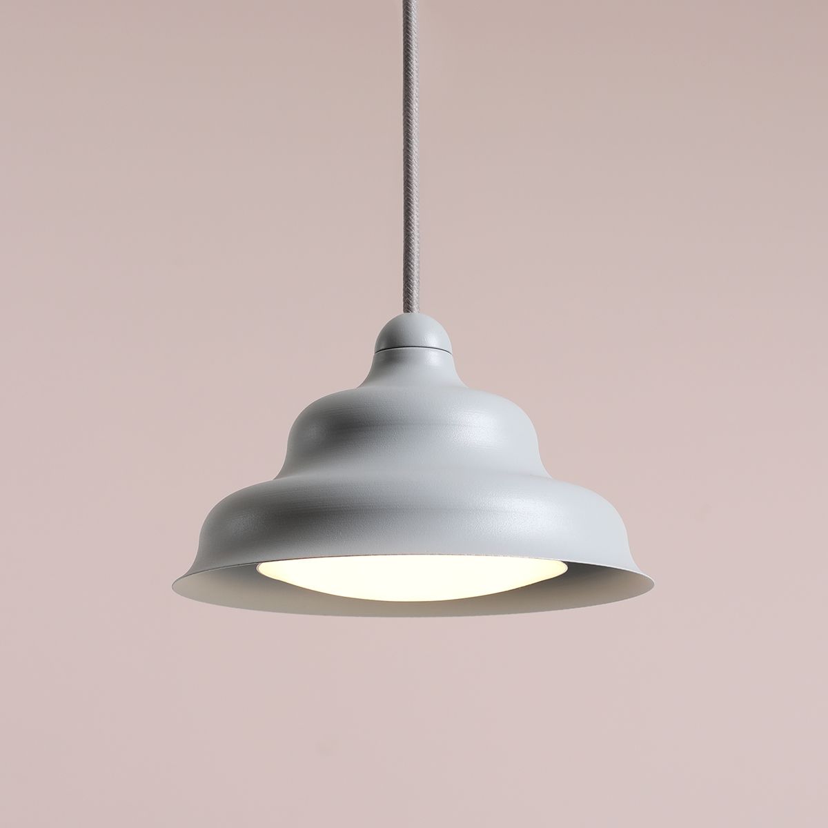 Wave Ø17 Blå Taklampe Fra Artera - Den forvitrede skjermen av metall i en matt grå bl&aring; farge gir en fin spredning av lys nedover, noe som gjør den perfekt å henge over spisebordet eller kjøkkenet.