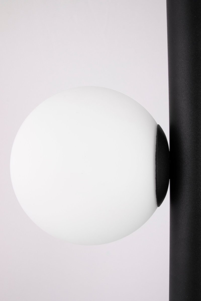 Pearl 23cm Svart Taklampe Fra Globen Lighting - Lampen har en 350 cm lang hvit tekstilkabel med bryter og st&oslash;psel, som gj&oslash;r den perfekt til &aring; henge i et vindu, flere deler i en klynge p&aring; et kj&oslash;kken eller over et nattbord.